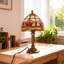 Petite lampe de table en forme de tulipe de style Tiffany avec abat-jour en verre teinté