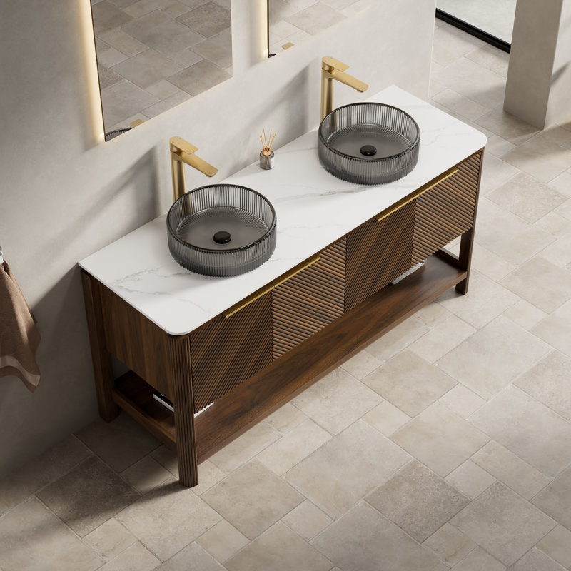 Meuble-lavabo de salle de bain 60 po Indigo, armoire de rangement autoportante en contreplaqué avec 3 portes diagonales rayées et tablette ouverte, 2 lavabos en verre noir et plateau en pierre frittée blanc de Carrare, grain de bois noyer foncé