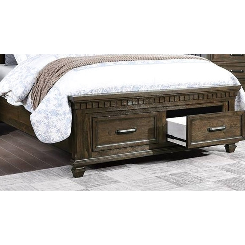 Très grand lit avec tiroirs en bois brun et tête de lit en tissu pour une chambre à coucher traditionnelle