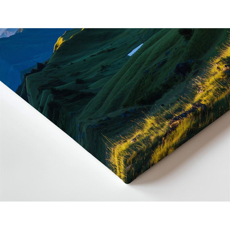 Toile, "Un paysage à couper le souffle avec une majestueuse montagne enneigée", art mural sur des vertes vallée luxuriantes