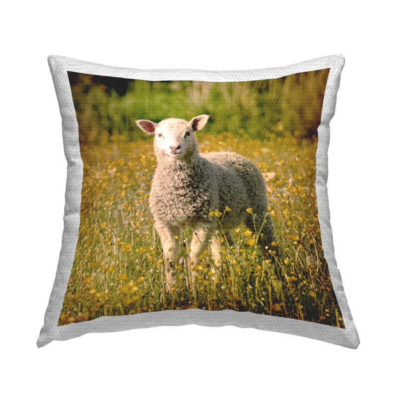Coussin d'extérieur Farmland Sheep Country Flower Meadow par Daphne Polselli