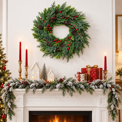 Couronne de Noël artificielle de 50 cm (19,69 po) avec des pommes de pin et des baies rouges, idéale pour décorer une porte d'entrée, un foyer, un mur ou une fenêtre.