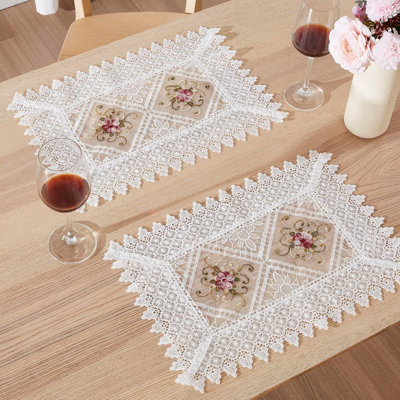 Ensemble de 2 napperons en dentelle 18 po. Les napperons au crochet de 18 po sont brodés de motifs floraux complexes