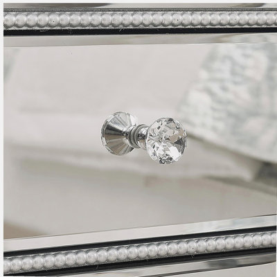 Armoire à trois tiroirs avec finition miroir en perles