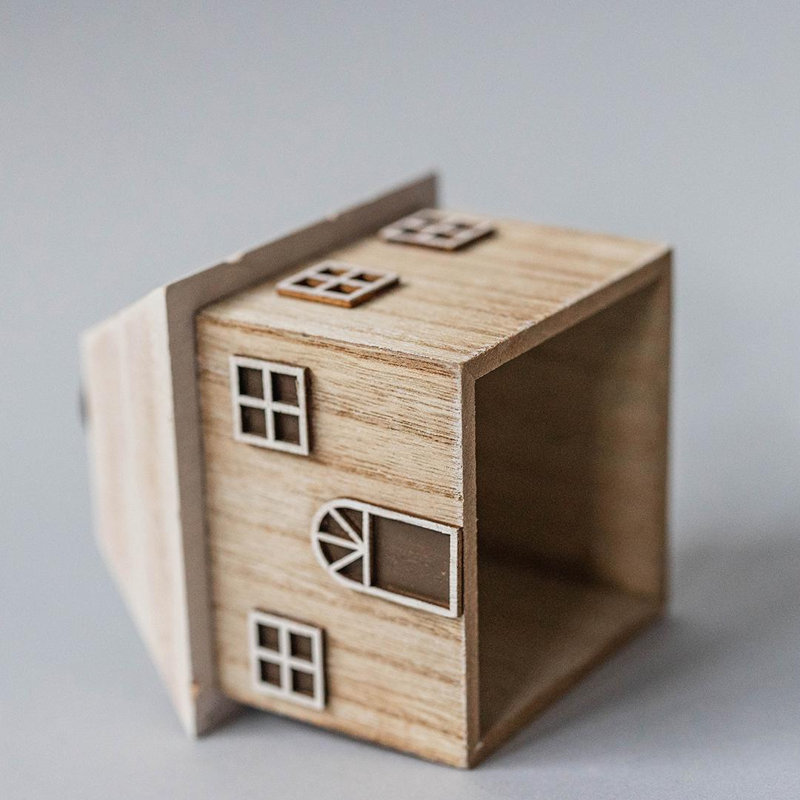 Figurine maison simple avec toit enneigé