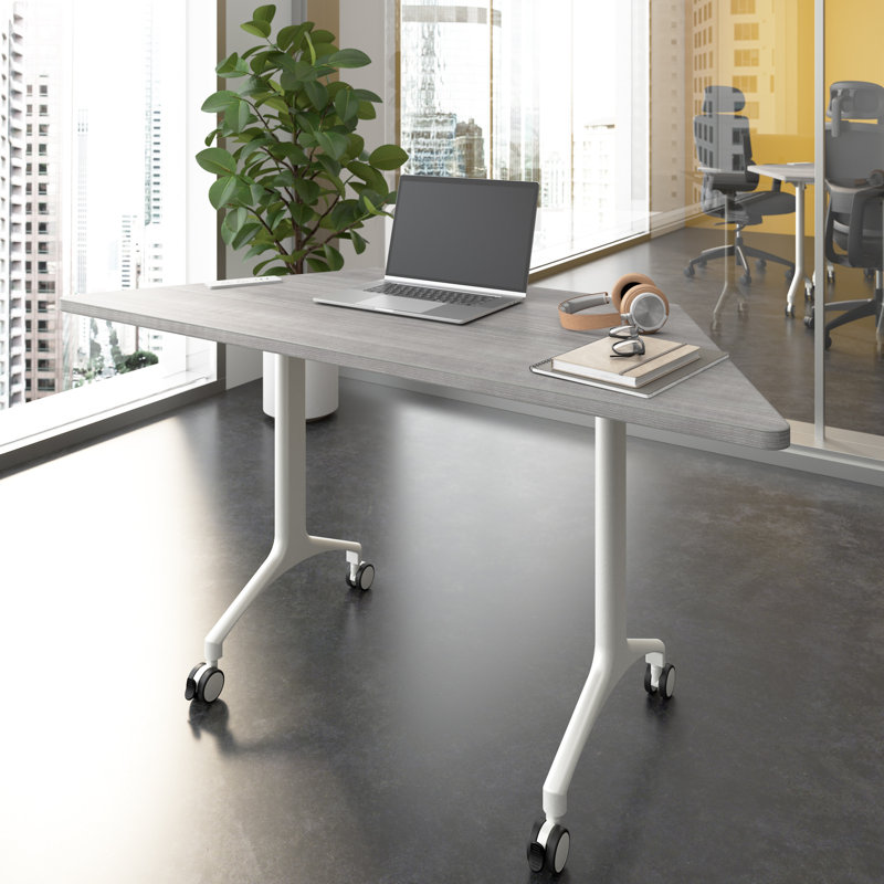 Table de formation modulaire trapézoïdale Bush Business Furniture Synergy, H 29,62 po x L 57,81 po x l 25,44 po, Gris platine