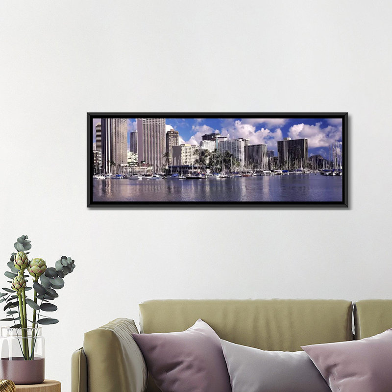 «Downtown Honolulu, Hawaii», reproduction de photo sur toile, H 16 po x l 48 po x P 1,5 po, Toile avec cadre noir