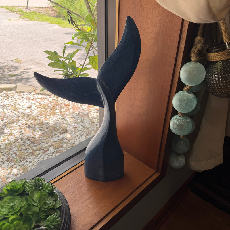 Sculpture de queue de baleine en bois bleu côtier, faite à la main, avec une finition blanchie à la chaux patinée, 63,5 cm de hauteur
