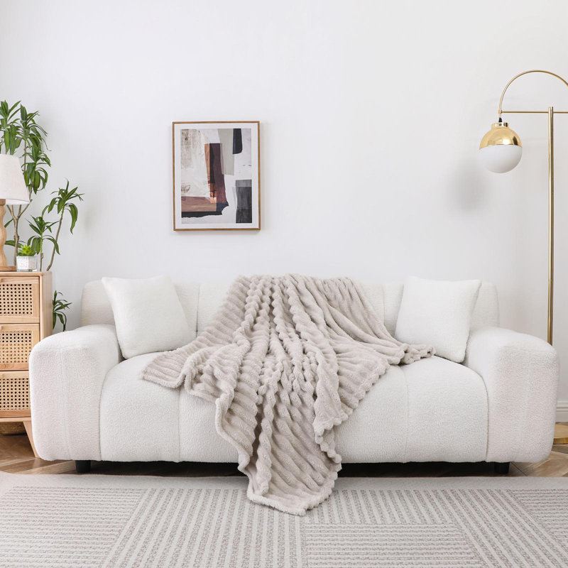 Jeté en peluche par Kate Aurora, Beige