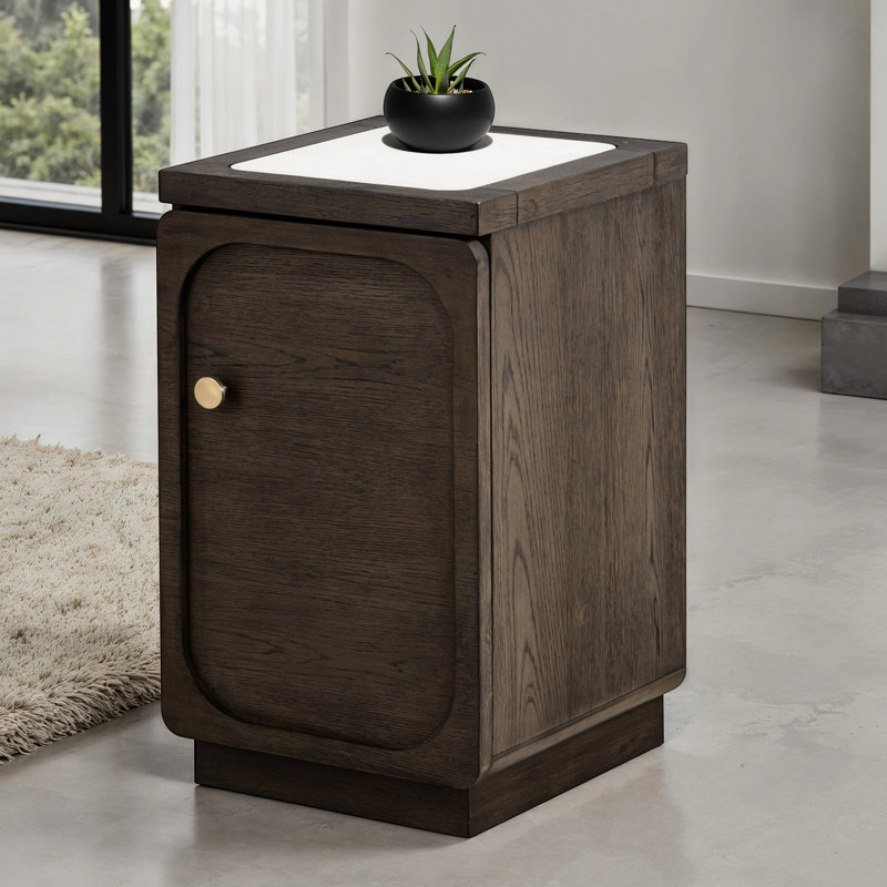 Table d'appoint de style transitionnel en bois d'hévéa et pierre, finition noyer foncé, bois d'ingénierie, espace pour prise électrique