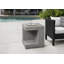 Table d'appoint carrée polyvalente pour une utilisation intérieure ou extérieure, parfaite comme table d'appoint, table de chevet ou table de bout dans les espaces modernes et contemporains.-602973859