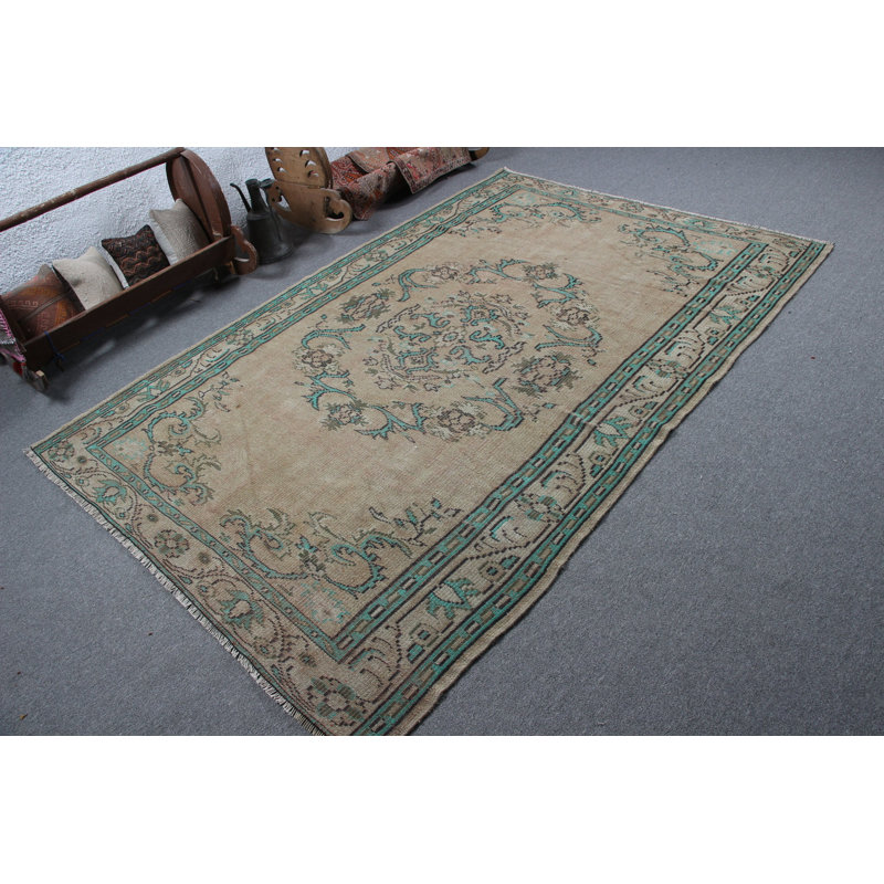 Charmant tapis turc beige et sarcelle avec d'élégants motifs floraux, idéal pour l'esthétique intérieure