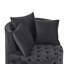 Fauteuil pivotant moderne en velours noir, avec accoudoirs à boutons et roulettes pour un confort optimal. Siège noir luxueux pour le salon.