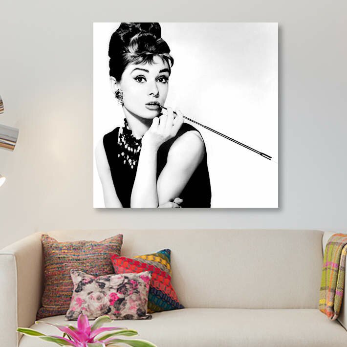 Leinwandbild Audrey Hepburn rauchend