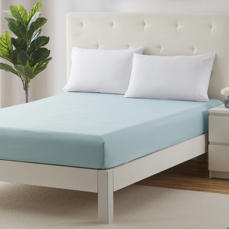 Les draps-housses en microfibre douce sont conçus pour évacuer l'humidité et peuvent contenir jusqu'à 16 po de profondeur