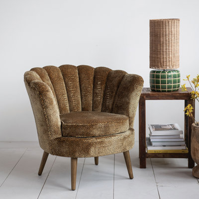 Chaise rembourrée en velours avec motif léopard et pieds en bois, finition noyer
