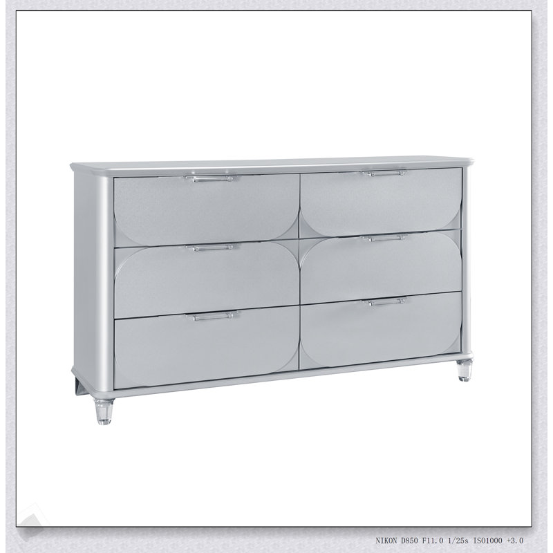 Commode élégante en argent avec tiroirs spacieux et pieds en acrylique pour une organisation moderne de la chambre à coucher