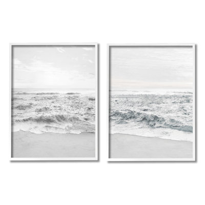 Plage brute de rivage blanc avec vagues de ciel brumeux par Natalie Carpentieri
