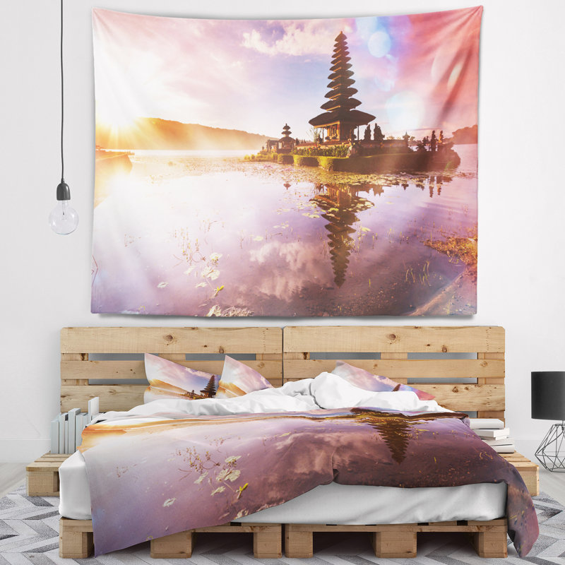 Paysage avec magnifique tapisserie du temple Ulun Danu, H 50 po x l 60 po
