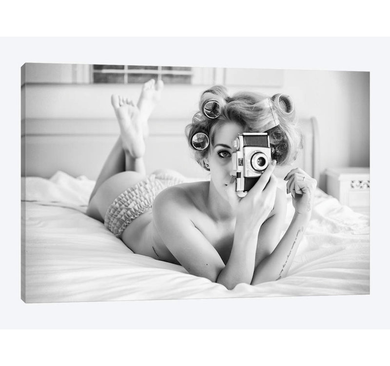 «A Chick, A Click, And A Curl» par Keane-Eye, impression sur toile tendue, H 12 po x l 18 po x 1,5 po, Toile tendue