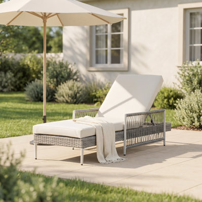 Chaise longue d'extérieur en rotin PE toutes saisons, fauteuil de patio minimaliste en osier avec inclinable réglable à 6 vitesses, accoudoirs et coussin pour la piscine, la terrasse, gris