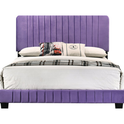 Lit mauve pleine grandeur, offrant un environnement de sommeil paisible et confortable, de conception contemporaine et confortable avec un rembourrage en mousse