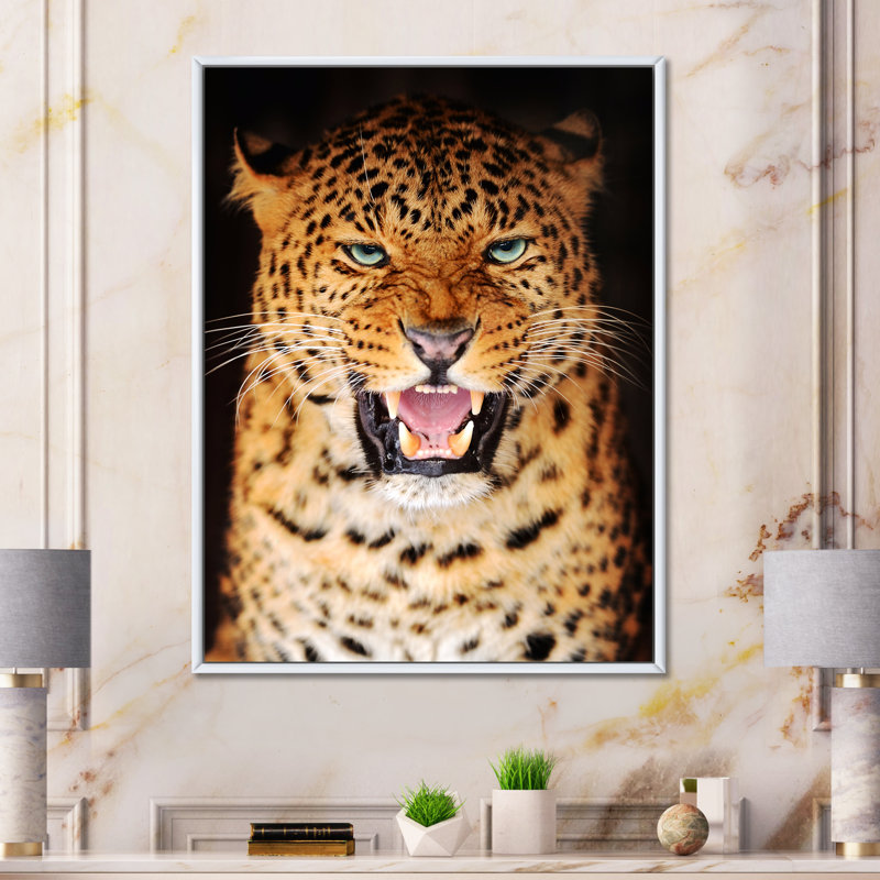 Portrait d'un léopard I - Photographie sur toile, H 44 po x l 34 po, Cadre flottant blanc