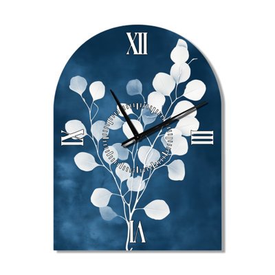 Eucalyptus en bleu de Prusse I - Grande horloge murale botanique en métal arquée