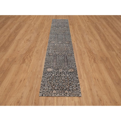 Tapis de couloir oriental 2 pi 6 po x 11 pi 10 po brun chocolat, saule et cyprès, tissage dense, noué à la main, laine et soie texturées