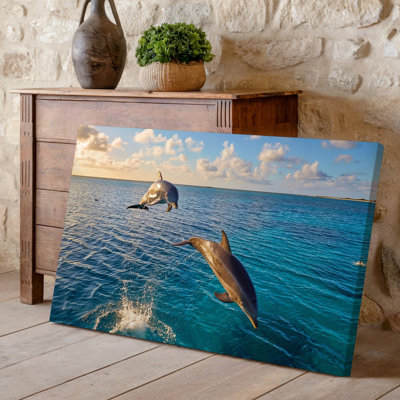 Toile, Une scène vibrante mettant en vedette deux dauphins gracieusement sautant hors de l'art mural, un océan bleu étincelant créant des éclaboussures d'eau, art mural