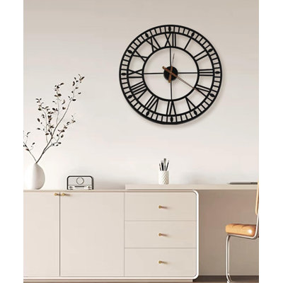 Grande horloge murale silencieuse pour le salon, la chambre à coucher et le bureau - Élégante conception à chiffres romains en métal noir, mouvement à quartz à piles