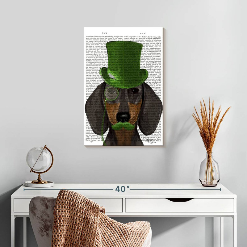 Teckel Brampt avec chapeau vert, brun clair, H 24 po x l 16 po