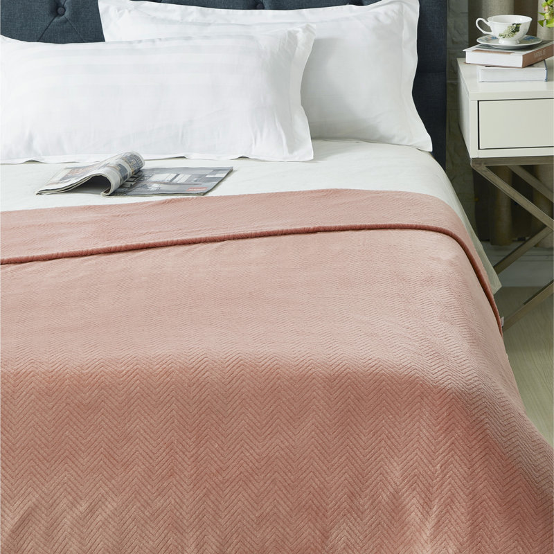 Jeté en flanelle à revers jacquard Serena 60 po x 70 po, Rosé