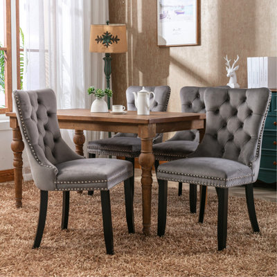 Chaise contemporaine en velours gris avec base en bois. Style haut, hauteur réglable, coussin en mousse confortable, 2 pieds solides et garniture cloutée. Design,