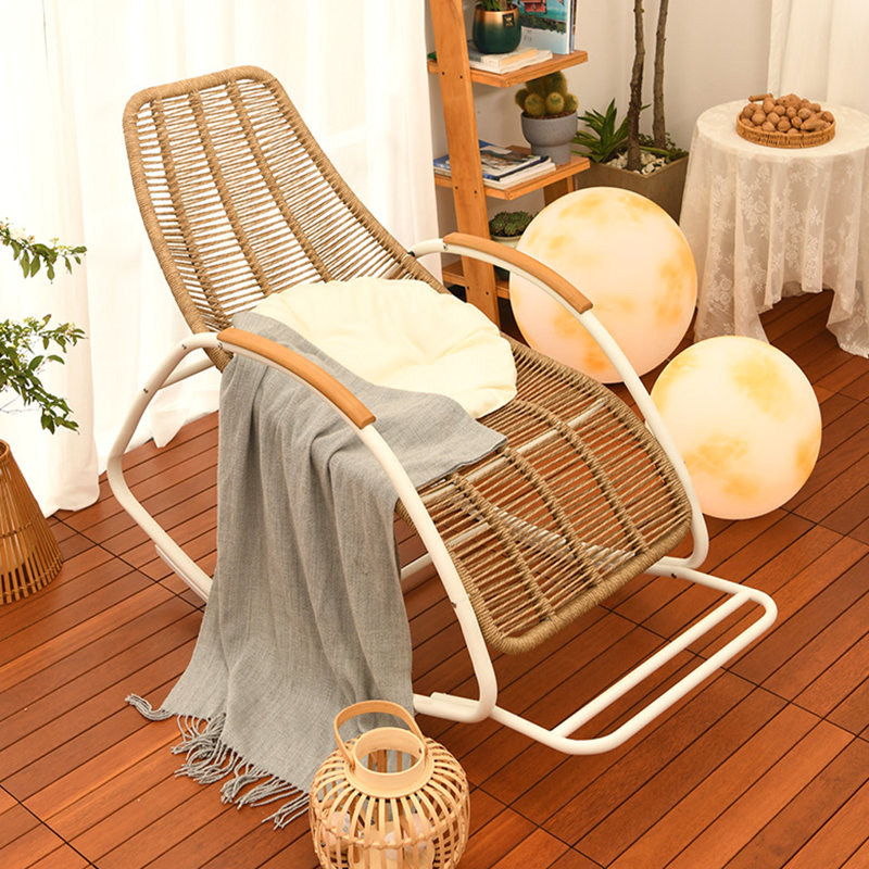 Chaise berçante simple en rotin