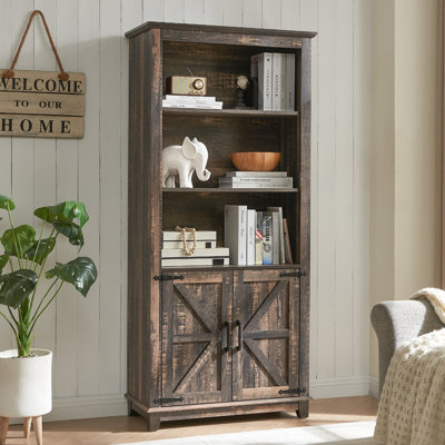 Bibliothèque à 5 niveaux avec tablettes réglables et porte de grange Chimira Farmhouse H 69,8 "x l 31,4"