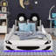 Un lit plateforme simple en bois conçu sous la forme d'une voiture de course, équipé de lumières DEL-600203311