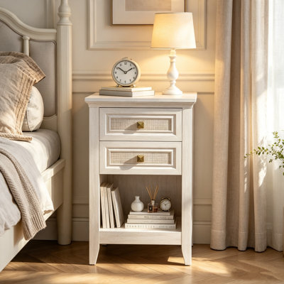 Table de chevet Farmhouse, table de chevet Boho avec 2 tiroirs décoratifs en rotin, table de bout décorative avec tablette de rangement ouverte, unité de chevet en bois pour chambre à coucher, salon, bureau personnel, blanc grisâtre