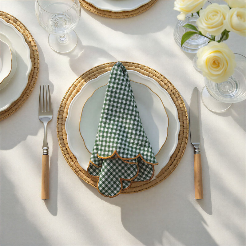 Ensemble de 4 serviettes de table carrées festonnées en coton avec bords contrastants et motif à carreaux, vert, blanc et moutarde