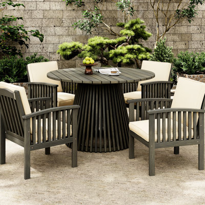 Quatre chaises club d'extérieur en bois pour patio, finition grise, confortables et avec coussins crème pour balcon Quatre coussins robustes, résistants aux intempéries