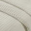 Couette 3 pièces couleur crème, format grand lit/queen, en microfibre et coton réversible pour des nuits paisibles et un confort optimal. Garnie de coton.