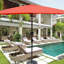 Parasol imperméable d'extérieur 6 x 9 pi avec manivelle et bouton poussoir inclinable sans rabat pour le jardin