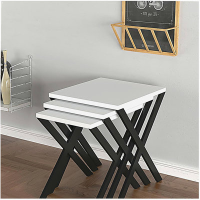 Ensemble de 3 tables basses gigognes Kira, pieds en métal et base en bois, blanc