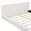 Grand lit plateforme tapissier en velours avec structure au sol et design minimaliste moderne-1152098374