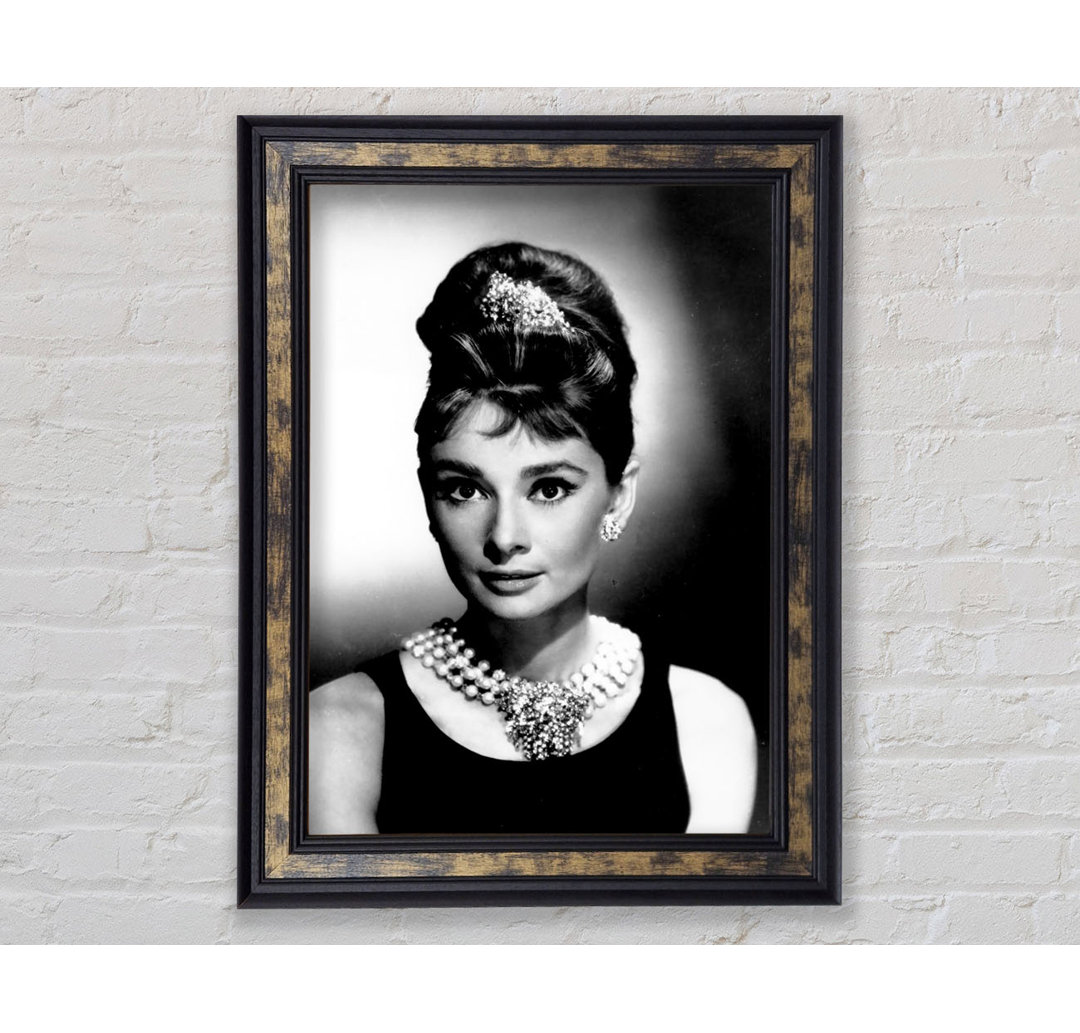 Audrey Hepburn Diamonds and Pearls - Bilderrahmen Kunstdrucke