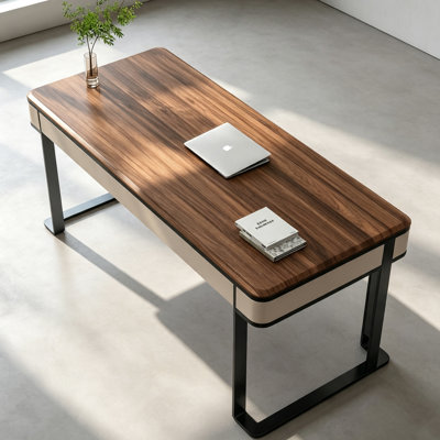 Nouveau bureau élégant de style rétro
