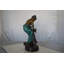 Statue en bronze Althoff Lady tenant un oiseau - Taille: L 10 po x l 9 po x H 20 po.