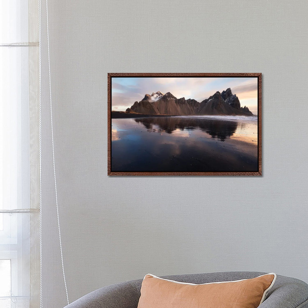 Stokksnes Beach Reflection von Daniel Gastager - Galerie-umwickelte Leinwand Giclée auf Leinwand