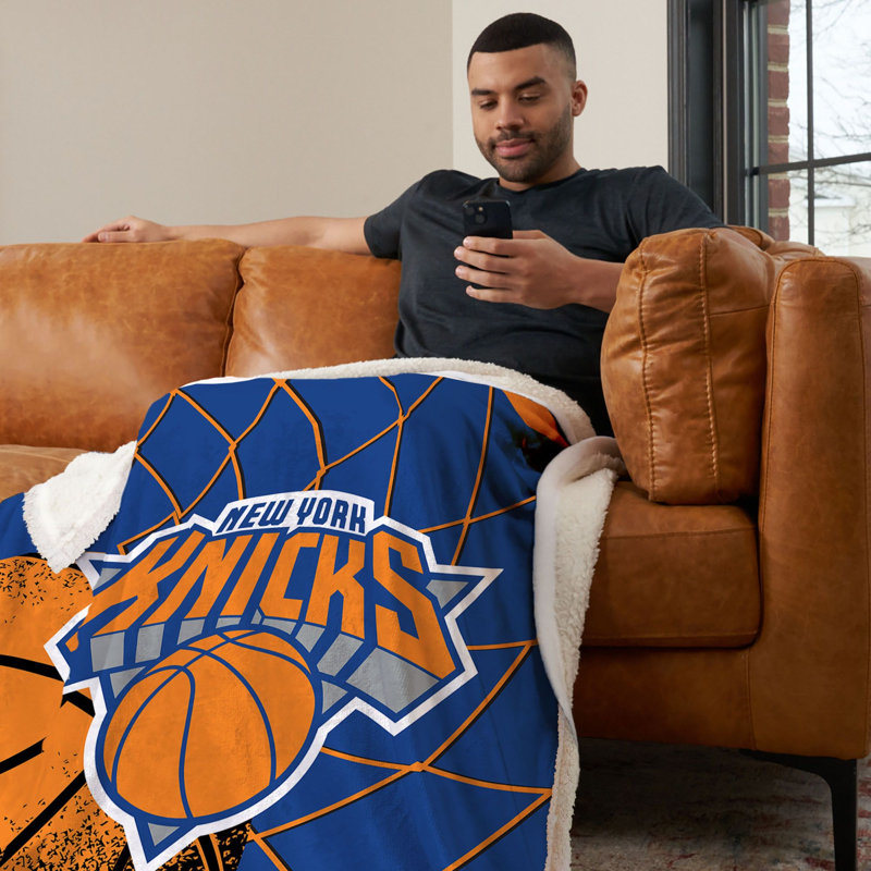 Couverture NBA NEW YORK KNICKS sous licence officielle, 127 x 152 cm, avec revers en fausse fourrure de mouton.