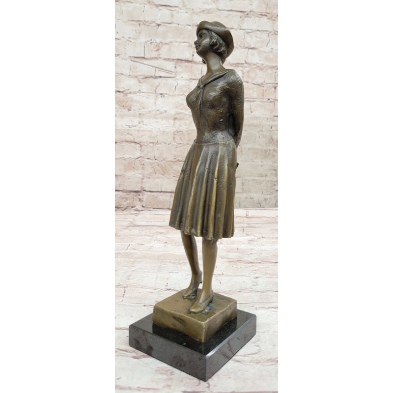 Sculpture d'époque fille au chapeau